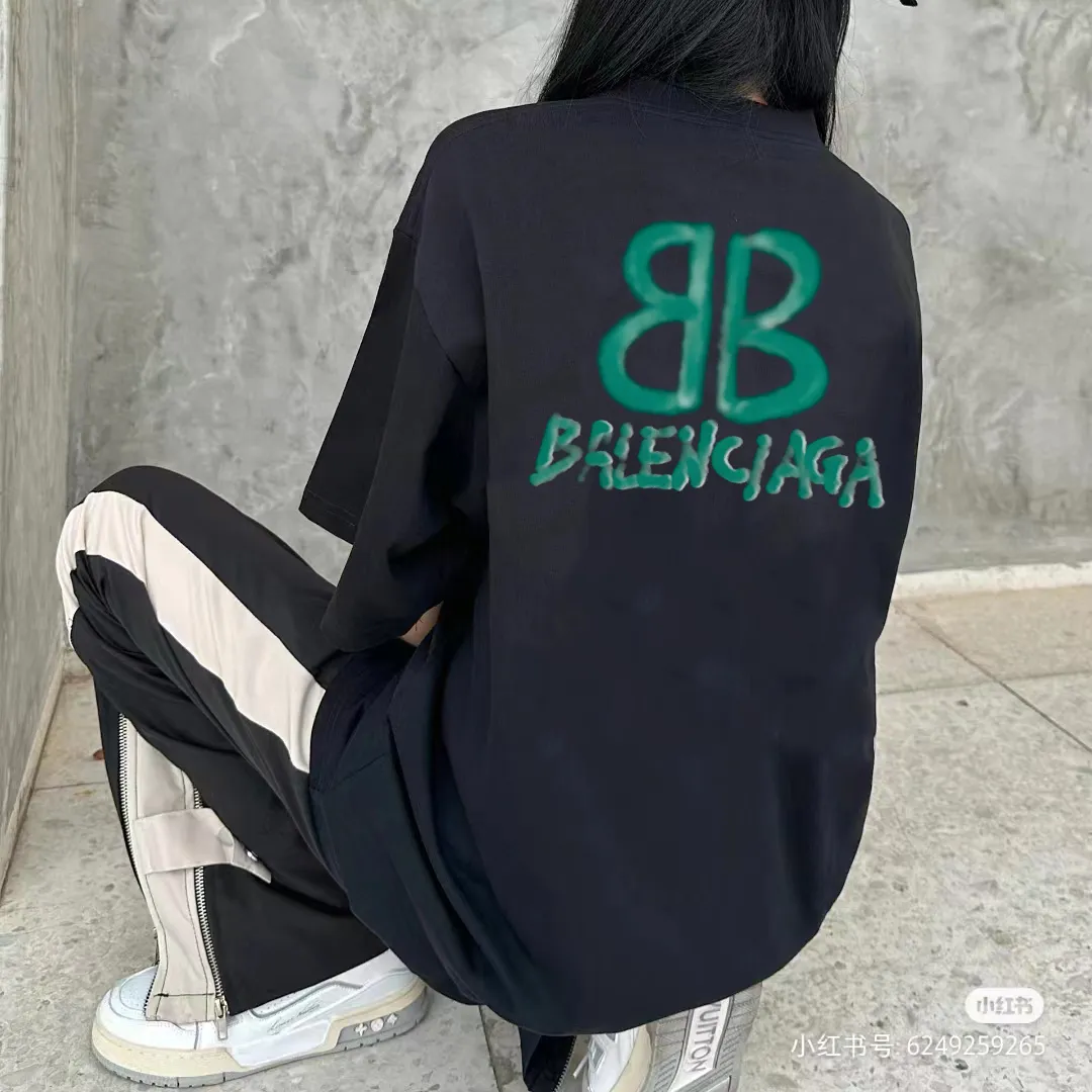 P80✨🔥 BALENCIAGA Paris lettering printed short-sleeved T-shirt. Custom-woven and dyed 300 grams of combed cotton heavyweight fabric. Zero color difference in threads. Perfect details. Different from the current currency version. Welcome to compare. Same Style for men and women. Must-sell in the picture above. Color: White Black Size: 1 2 3 4